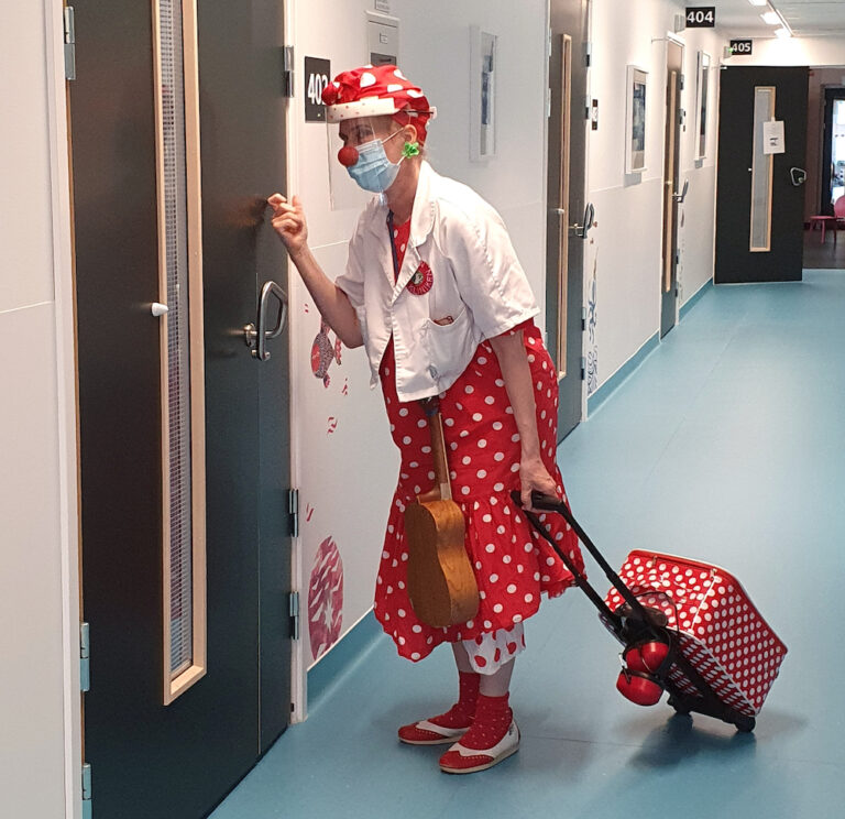 Clownen Loppa knackar på dörr på sjukhus