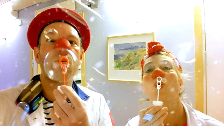 Clownerna Sören och Loppa blåser såpbubblor